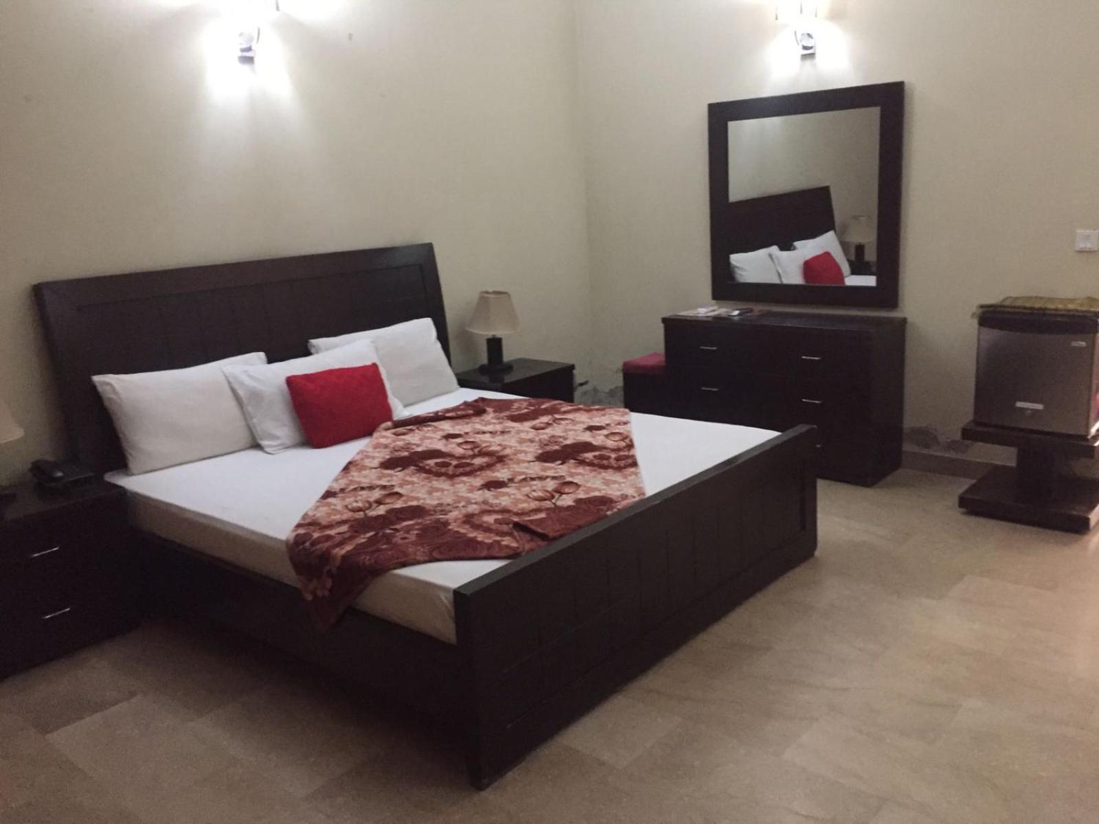 Royal Galaxy Bed & Breakfast Islamabad: Family-Exclusive Retreat Exterior photo