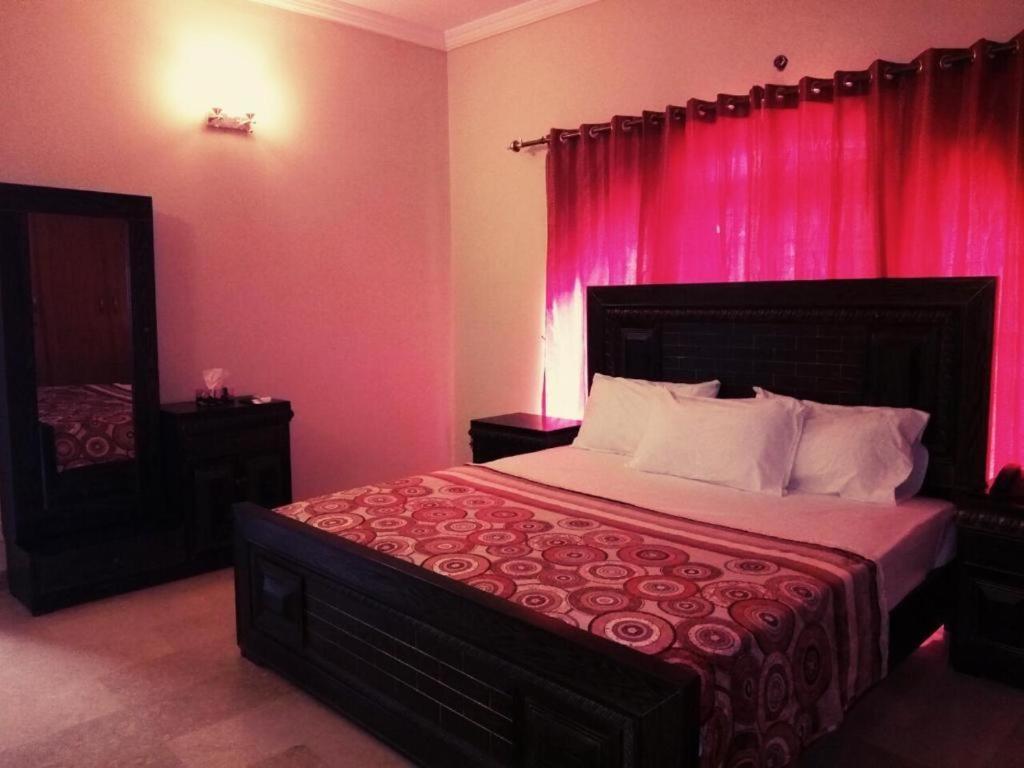 Royal Galaxy Bed & Breakfast Islamabad: Family-Exclusive Retreat Exterior photo