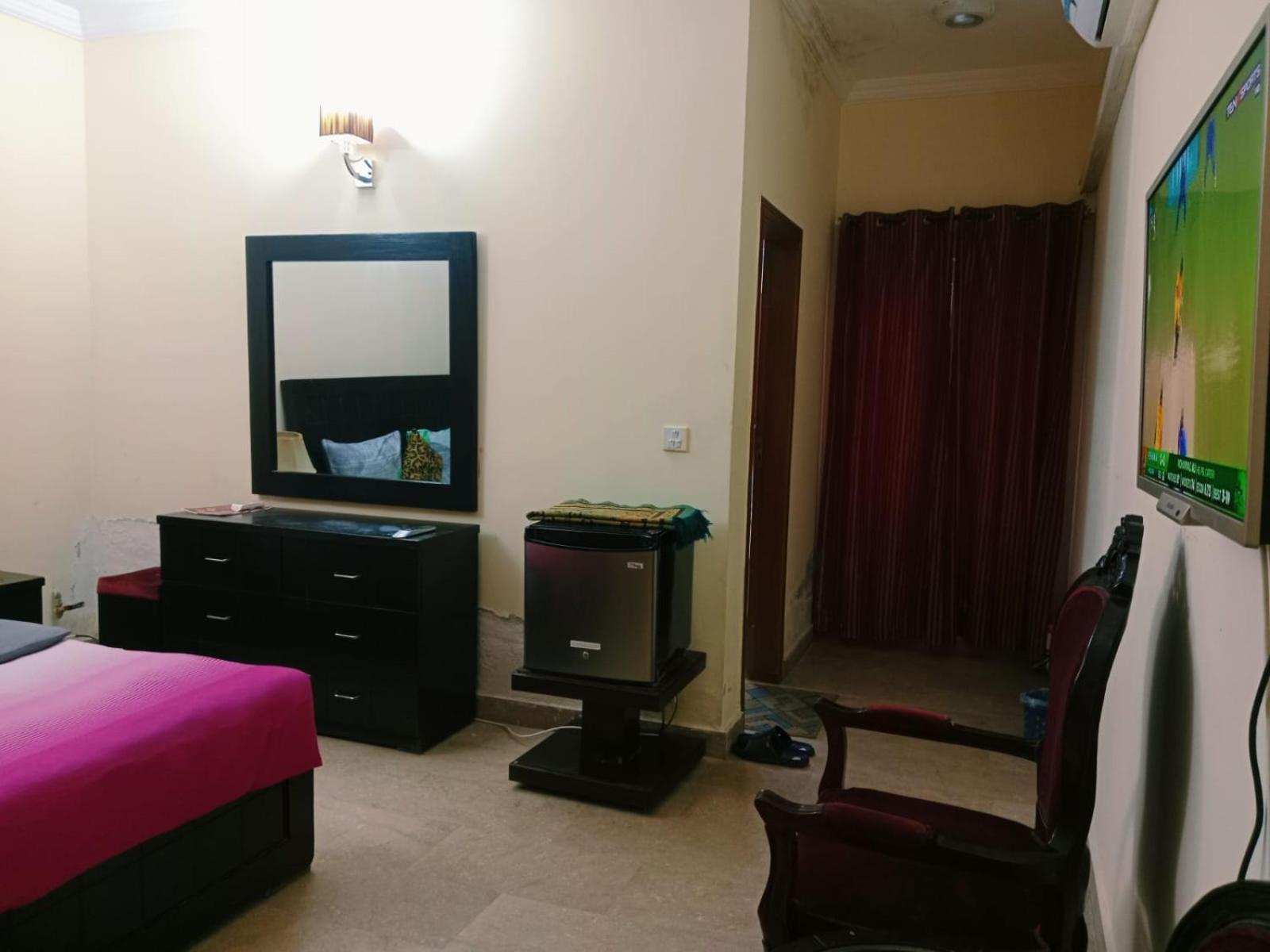 Royal Galaxy Bed & Breakfast Islamabad: Family-Exclusive Retreat Exterior photo